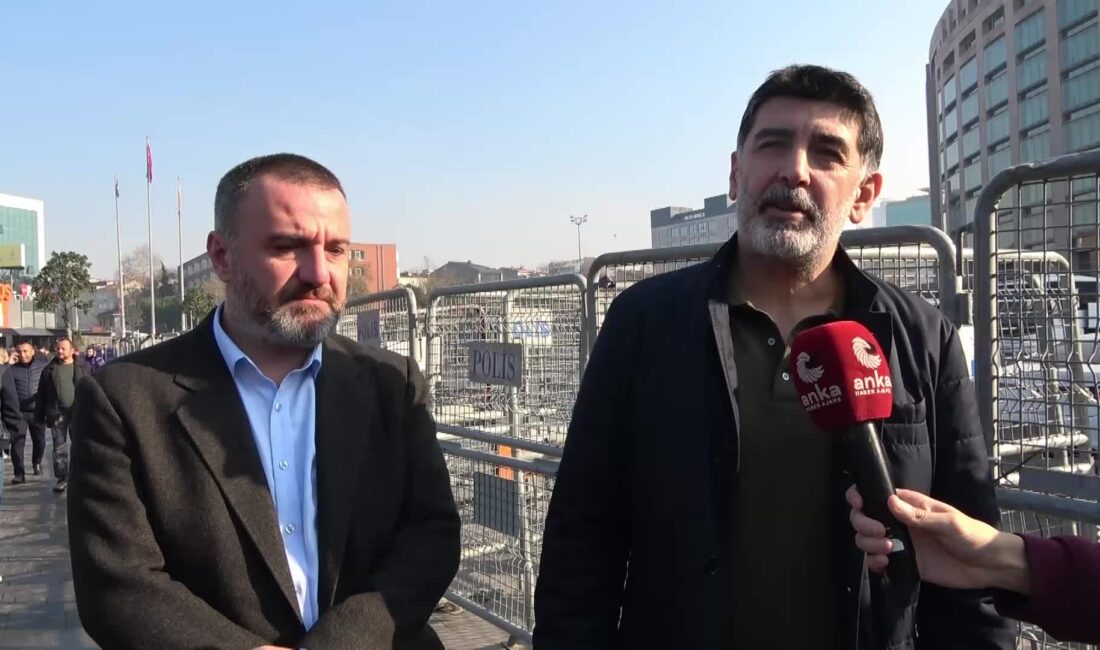 Gece saatlerinde gözaltına alınan gazeteci Levent Gültekin, çıkarıldığı Sulh Ceza