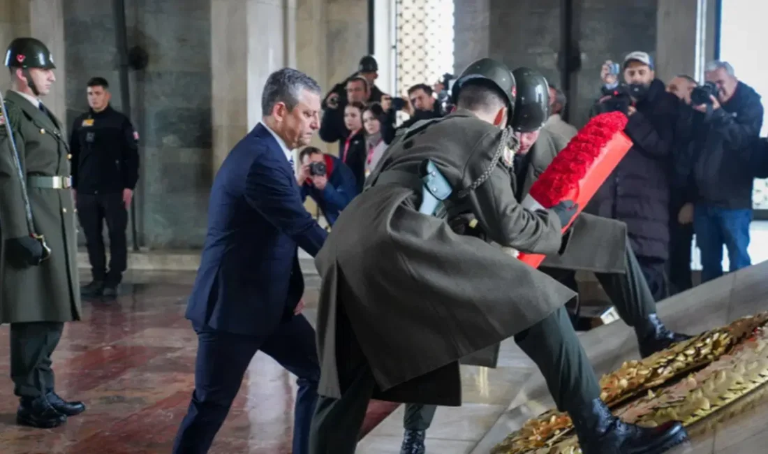 Cumhuriyet Halk Partisi (CHP) Genel Başkanı Özgür Özel, beraberindeki heyetle