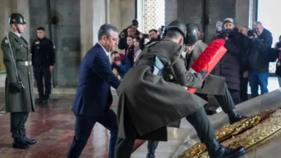 Cumhuriyet Halk Partisi (CHP) Genel Başkanı Özgür Özel, beraberindeki heyetle