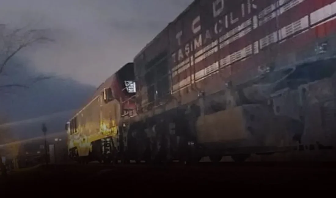 Karşıya geçmek isterken talihsiz şekilde lokomotifin altında kalan genç hastanedeki