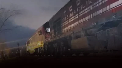 Karşıya geçmek isterken talihsiz şekilde lokomotifin altında kalan genç hastanedeki