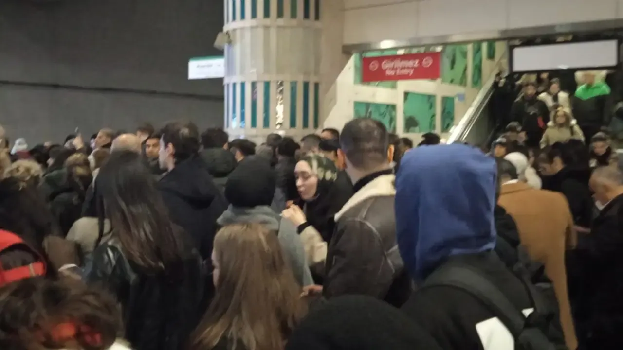 İstanbul'da, Şişhane metro istasyonu intihar girişimi nedeniyle kapatıldı. Ekiplerin çalışmaları