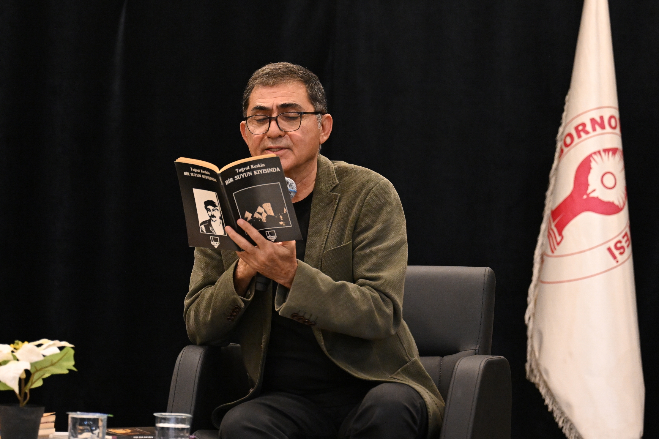 Bornova Belediyesi’nin Kent Söyleşileri etkinliğinde konuşan şair Tuğrul Keskin, Türk