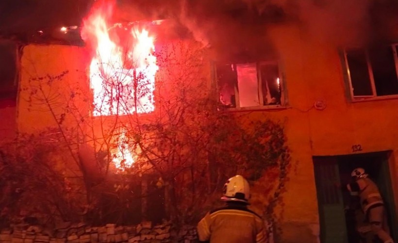 Kütahya’nın Sultanbağı Mahallesi’nde sabaha karşı bir evde çıkan yangın, büyük