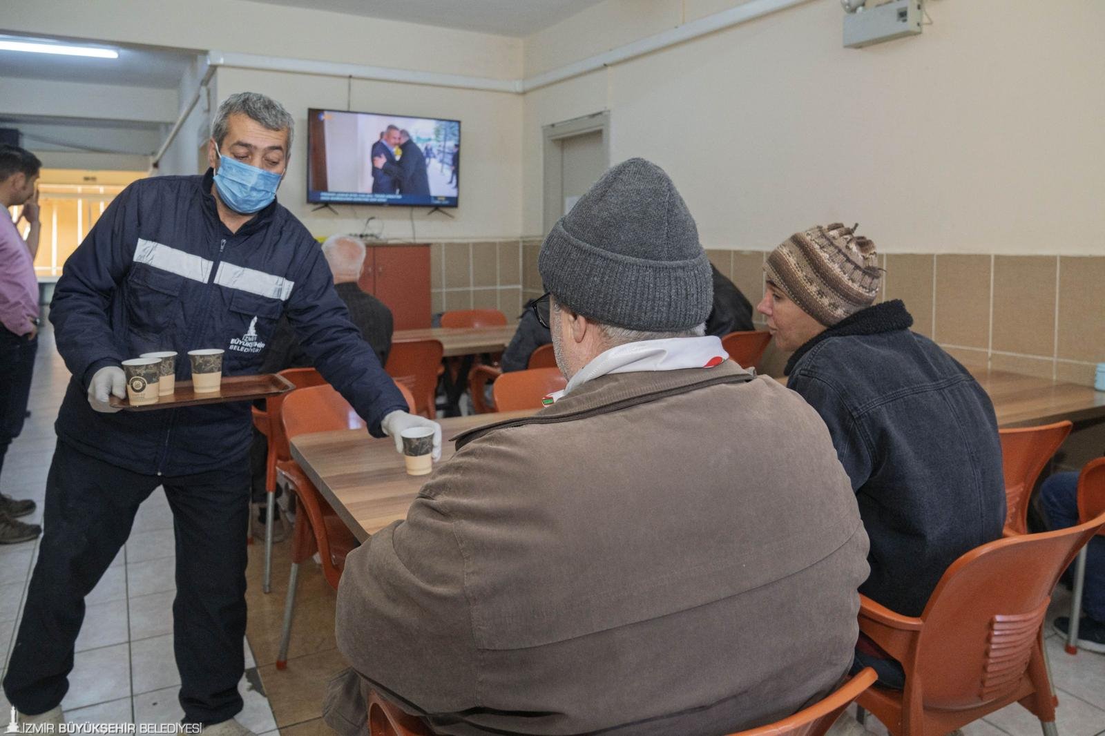 İzmir Büyükşehir Belediyesi, soğuk kış günlerinde barınma olanağı bulunmayanlara kapılarını