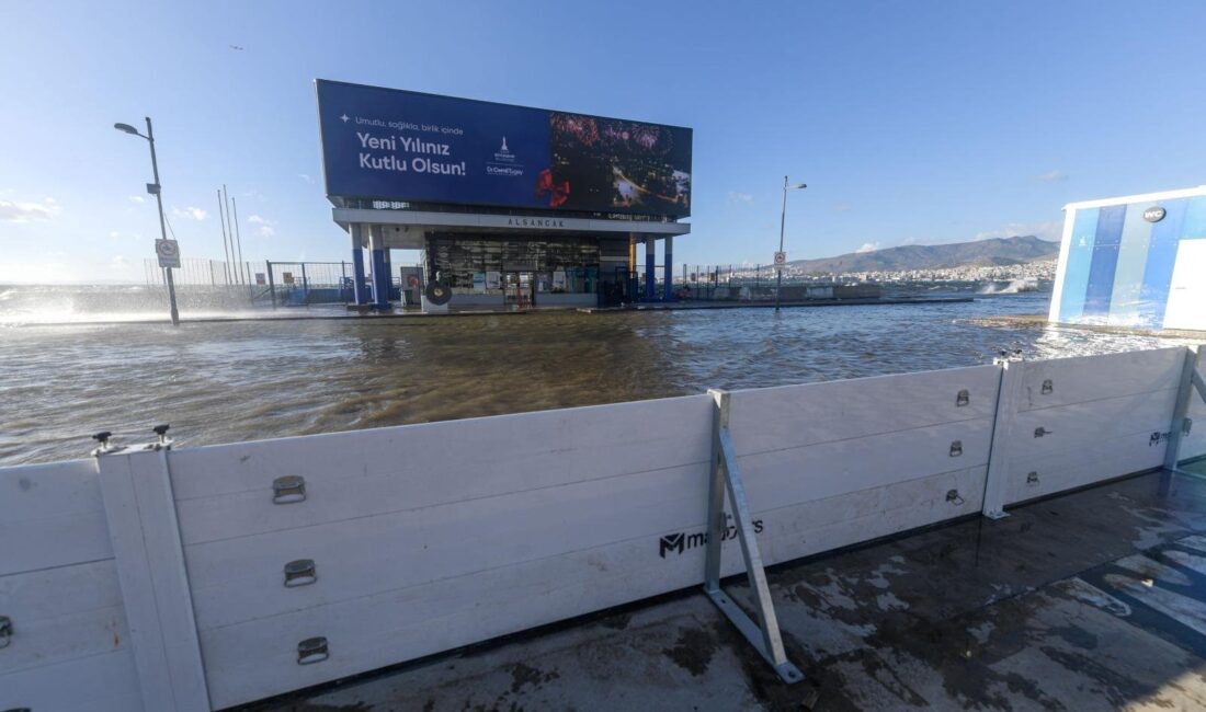 İzmir’de etkili olan yağmurun ardından öğleden sonra şiddetli fırtına ile