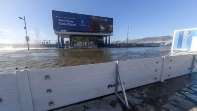 İzmir’de etkili olan yağmurun ardından öğleden sonra şiddetli fırtına ile