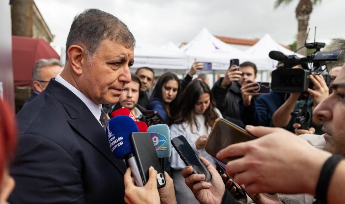 İzmir Büyükşehir Belediye Başkanı Dr. Cemil Tugay, basın mensuplarının kent