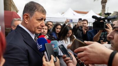 İzmir Büyükşehir Belediye Başkanı Dr. Cemil Tugay, basın mensuplarının kent