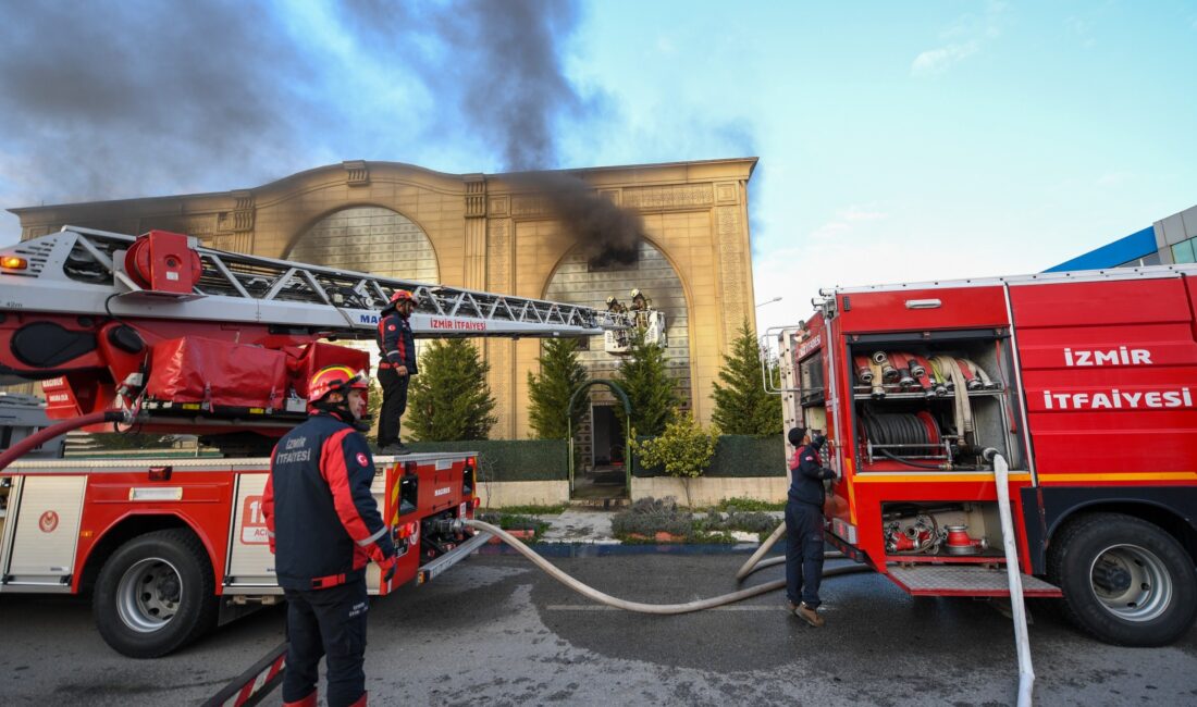 Menderes’te yalıtım malzemesi üreten bir fabrikada yangın çıktı. İzmir İtfaiyesi,