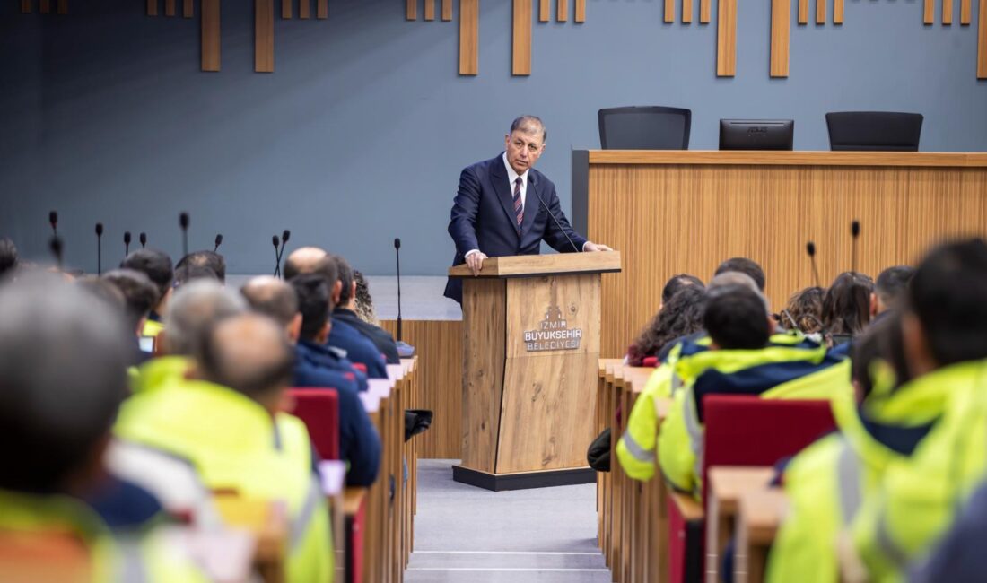 İzmir Büyükşehir Belediye Başkanı Dr. Cemil Tugay, belediye personeline seslendi,