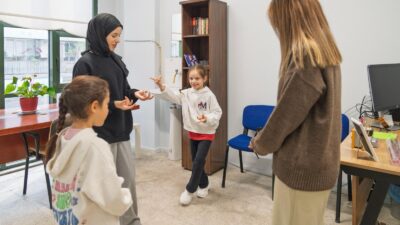 İzmir Büyükşehir Belediyesi’nin "Renkli Harfler" projesiyle çocuklar artık okumaktan korkmuyor.