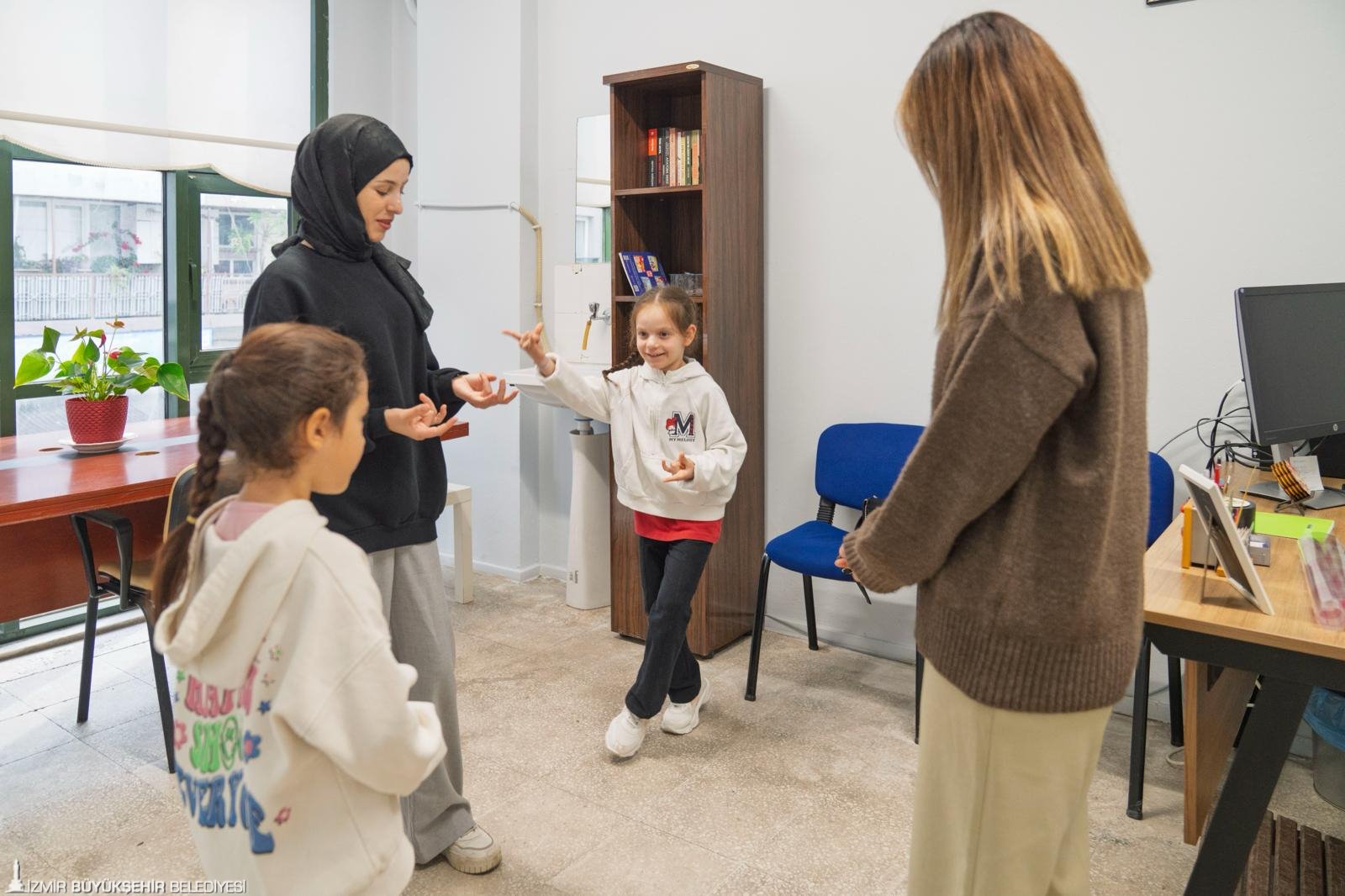 İzmir Büyükşehir Belediyesi’nin "Renkli Harfler" projesiyle çocuklar artık okumaktan korkmuyor.