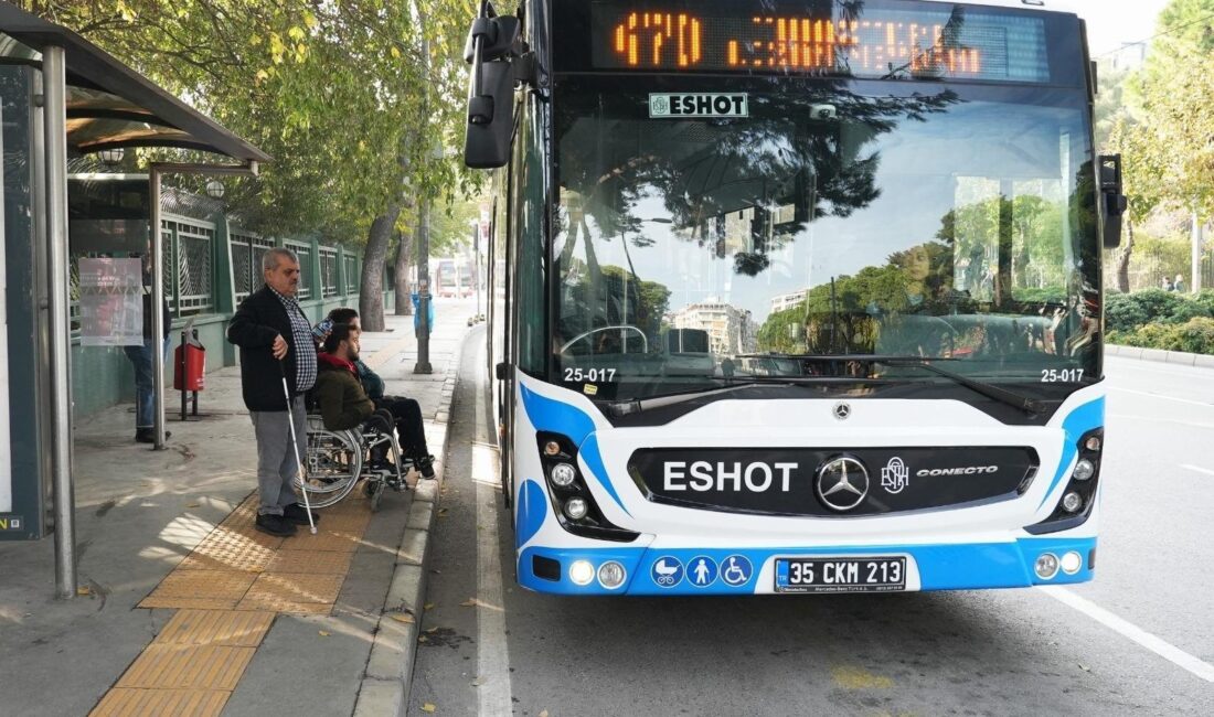 Durakta bekleyen engelli vatandaş için şoför artık önceden hazırlıklı. Sesli