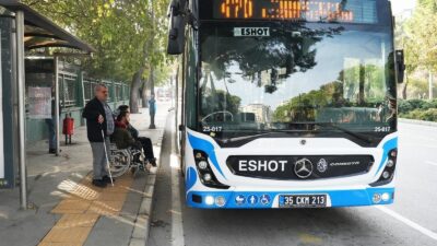 Durakta bekleyen engelli vatandaş için şoför artık önceden hazırlıklı. Sesli