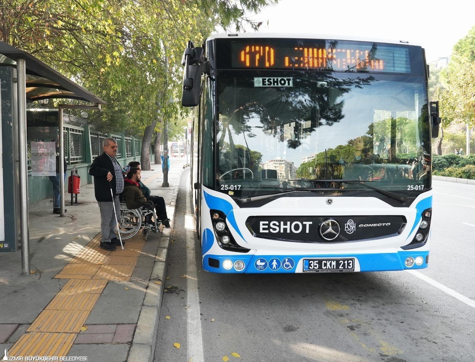 Durakta bekleyen engelli vatandaş için şoför artık önceden hazırlıklı. Sesli