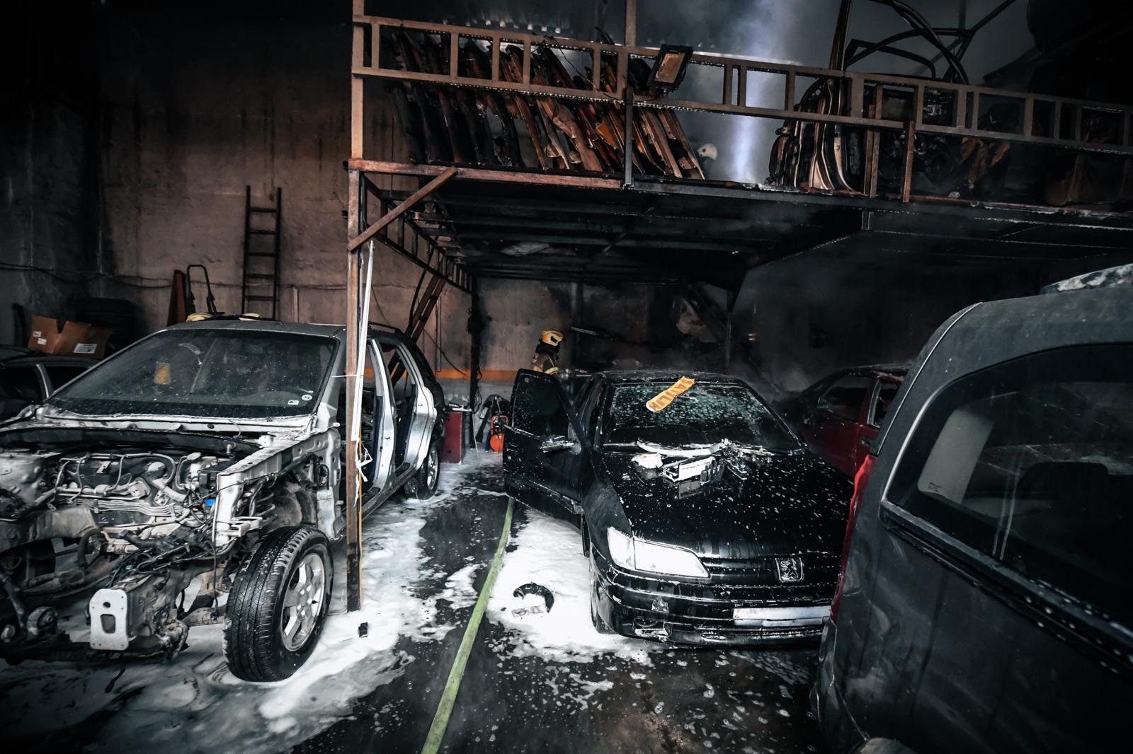 İzmir’in Buca ilçesine bağlı Seyhan Mahallesi’nde bir oto tamirci deposunda