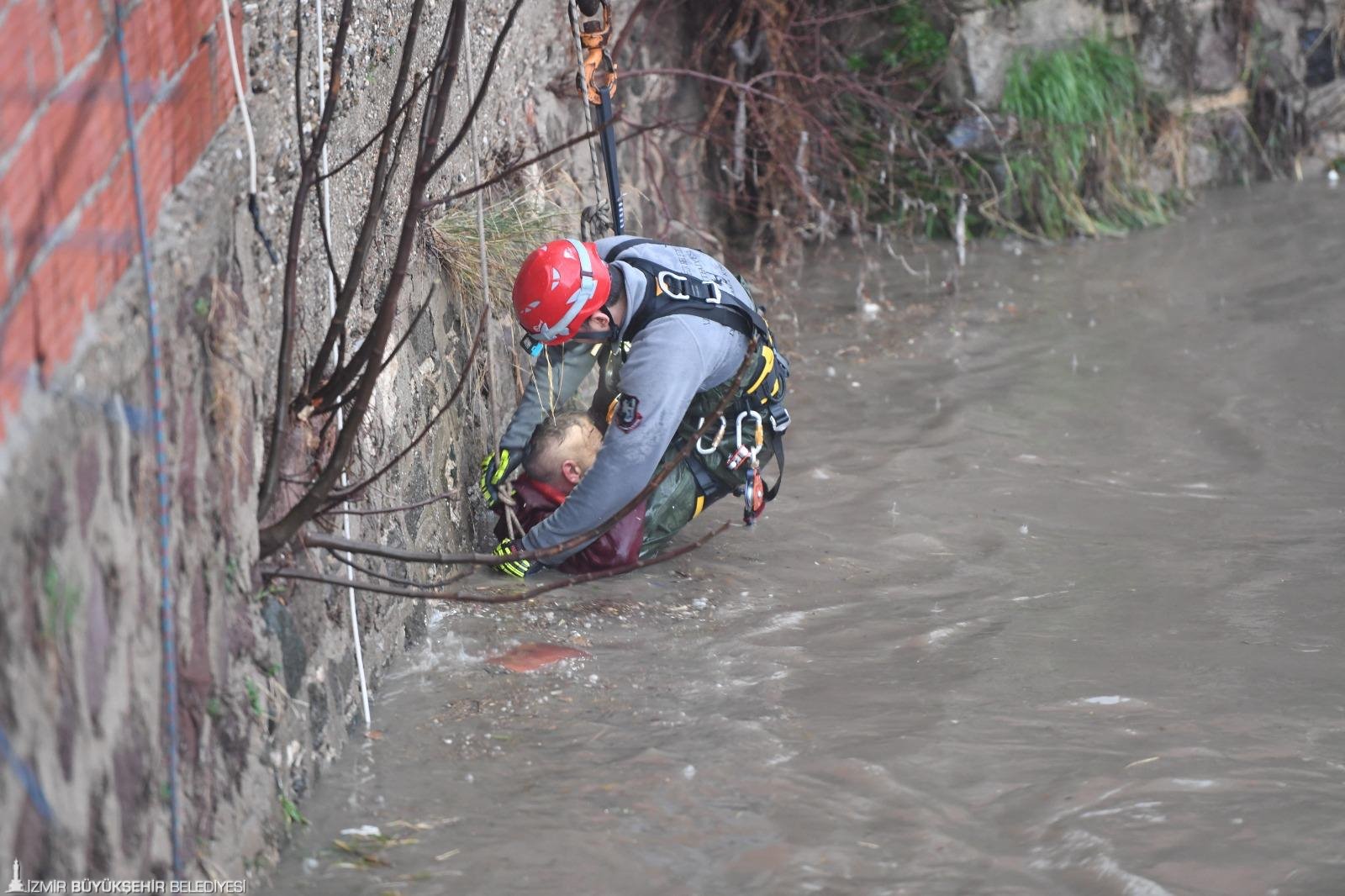 Meteoroloji verilerine göre metrekareye 26,4 kilogram yağışın düştüğü İzmir’de, Büyükşehir
