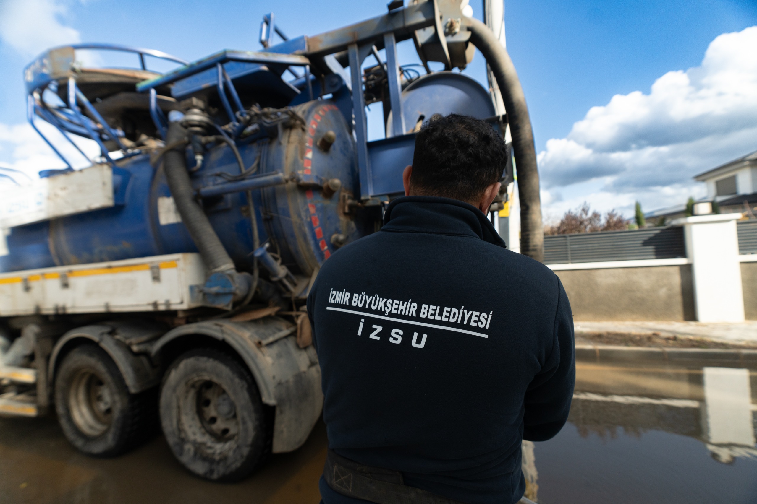 İzmir genelinde yağışlar aralıksız sürerken, Çeşme ve Urla zirveye yerleşti.