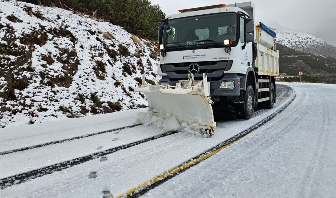 İzmir’de kent merkezinde sağanak yağış etkili olurken, yüksek kesimlerde kış