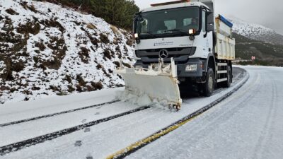 İzmir’de kent merkezinde sağanak yağış etkili olurken, yüksek kesimlerde kış