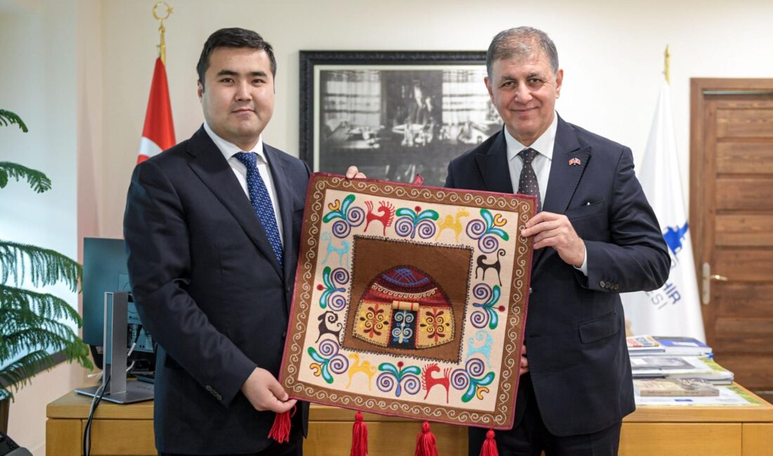 "Selvi Boylum Al Yazmalım"ın yazarının adı İzmir'de yaşayacak! Başkan Cemil