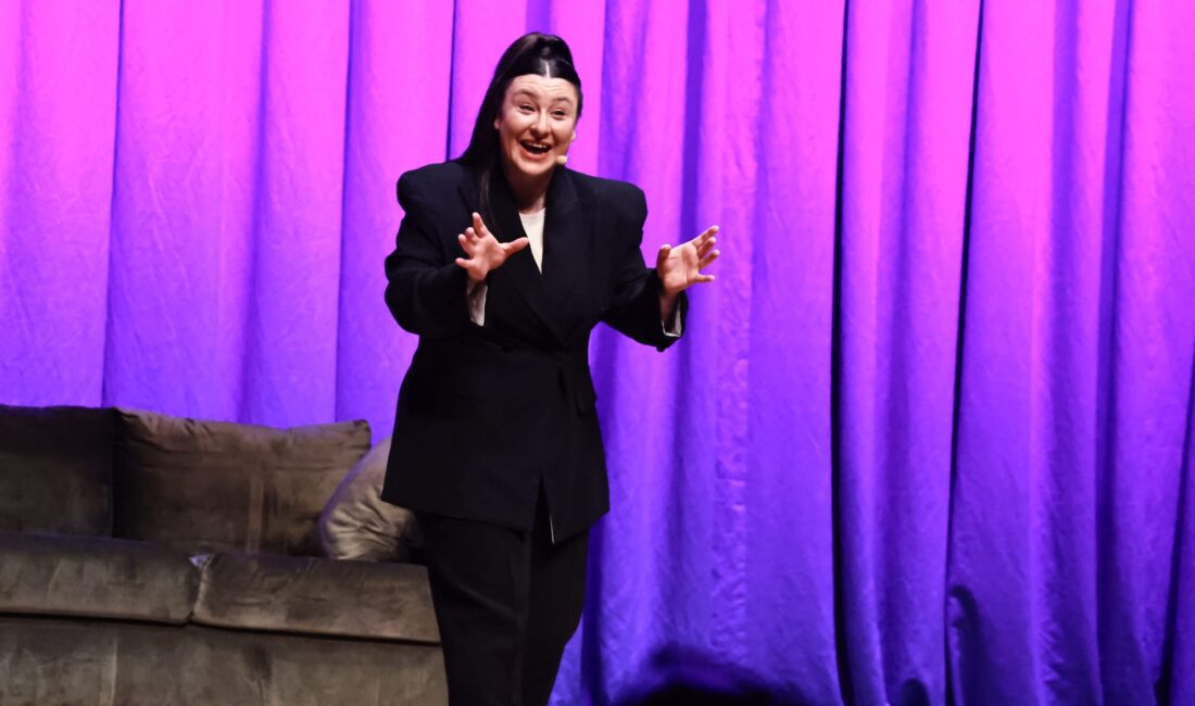 Stand-up gösterisinde sadece güldürmedi, dans ekibiyle şov da yaptı! Karadeniz