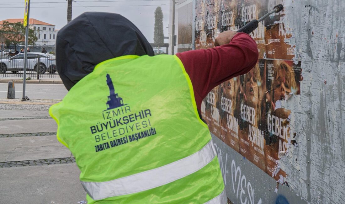 Elektrik direkleri, duvarlar ve üst geçitler korsan afişlerden tek tek