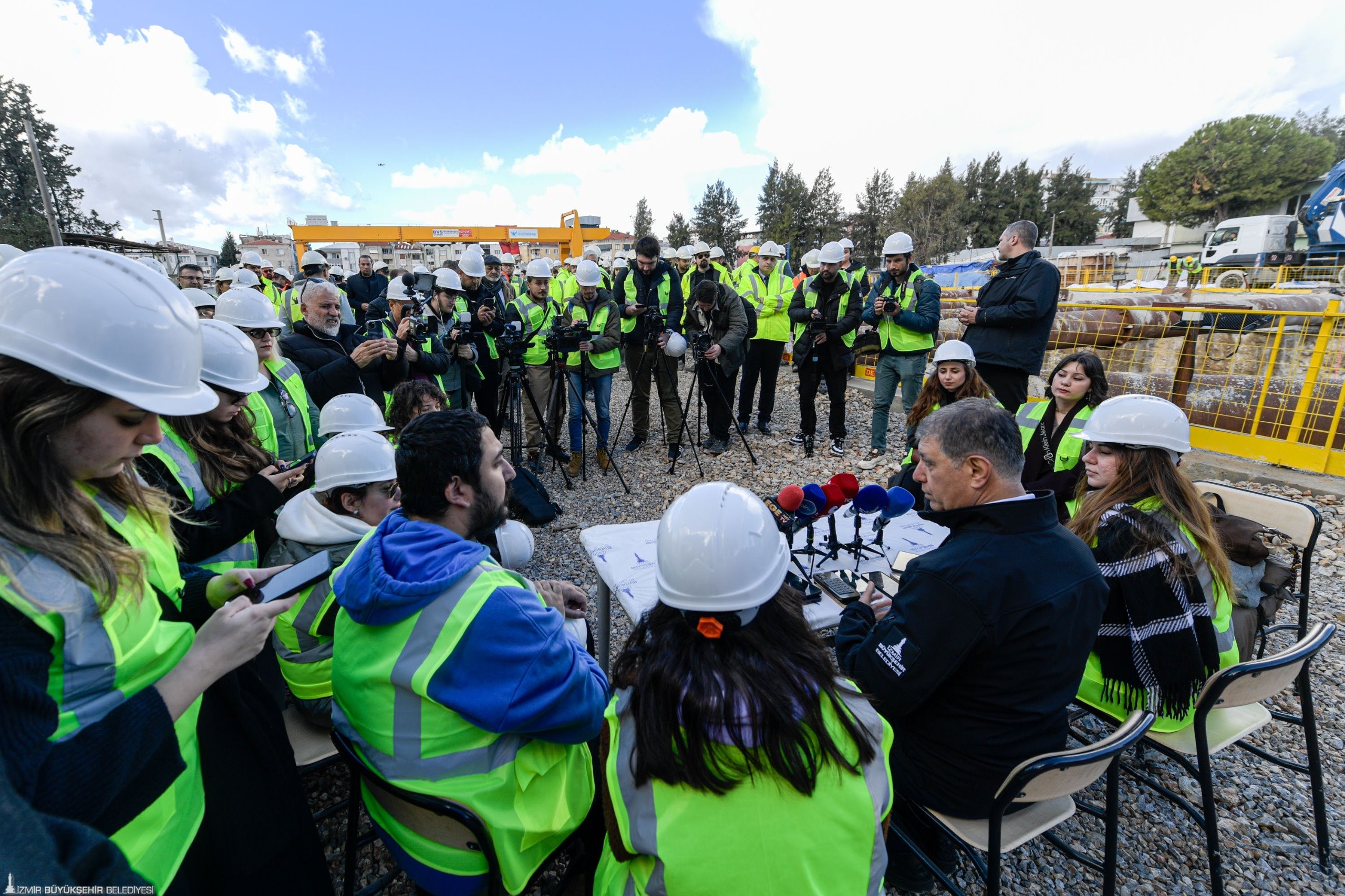 1,5 saatte metrekareye 80 kg yağış düşen İzmir'de selin yaraları