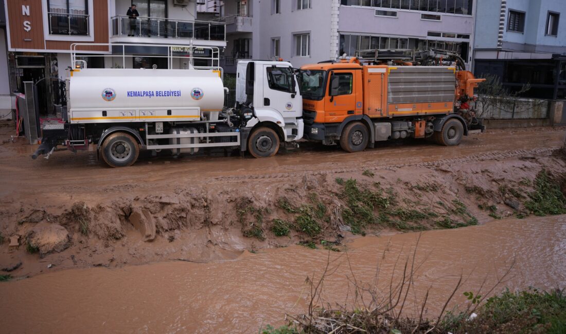 Kemalpaşa Ulucak mevkisindeki İncepınar Deresi'ne sürüklenen araçlardan üçü menfezin diğer