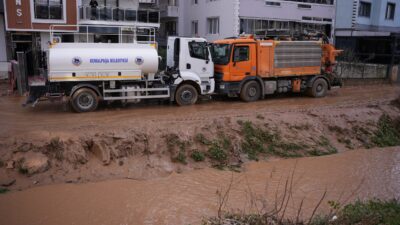 Kemalpaşa Ulucak mevkisindeki İncepınar Deresi'ne sürüklenen araçlardan üçü menfezin diğer