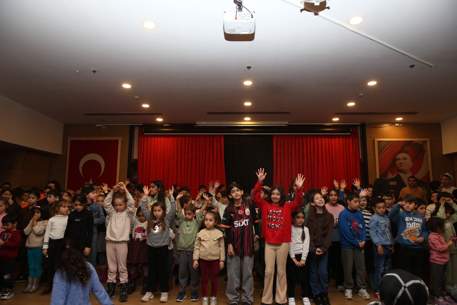 Çiğli Belediyesi, yarıyıl tatilinde çocuklara unutulmaz bir sinema deneyimi yaşattı.