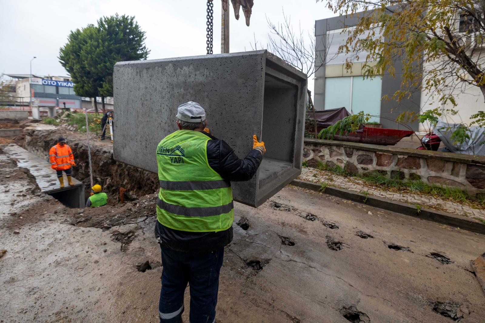 İzmir Büyükşehir Belediyesi, iki ilçenin altyapısını sil baştan yeniliyor. İZSU'nun
