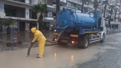 İzmir Büyükşehir Belediyesi, kenti vuran sağanağa karşı tüm birimleriyle ordu