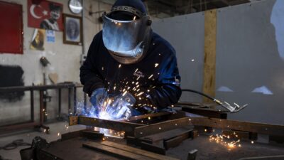 Sokaktaki banktan mısır tezgahına, oyun gruplarından yeni yıl figürlerine kadar