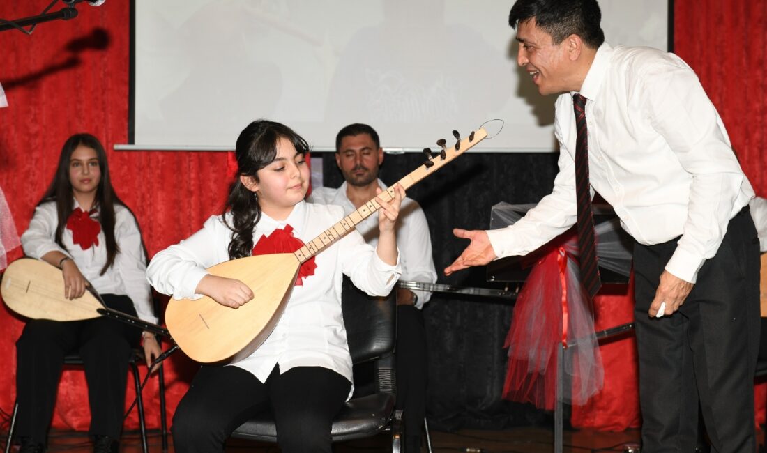 Çiğli Belediyesi bağlama kursiyerleri, “Sazımız Elimizde, Türküler Dilimizde” etkinliğiyle Fakir