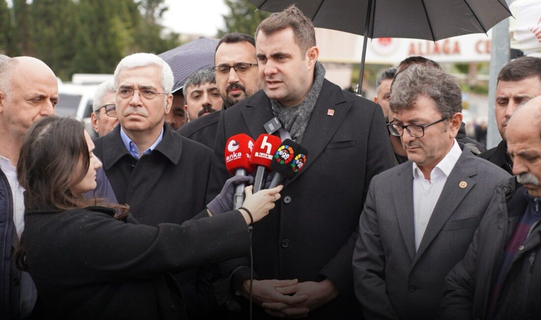 CHP İzmir heyeti, "Cumhurbaşkanına hakaret" suçlamasıyla tutuklu yargılanan 4 üniversite