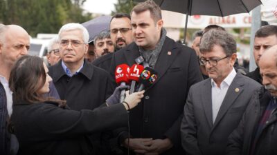 CHP İzmir heyeti, "Cumhurbaşkanına hakaret" suçlamasıyla tutuklu yargılanan 4 üniversite