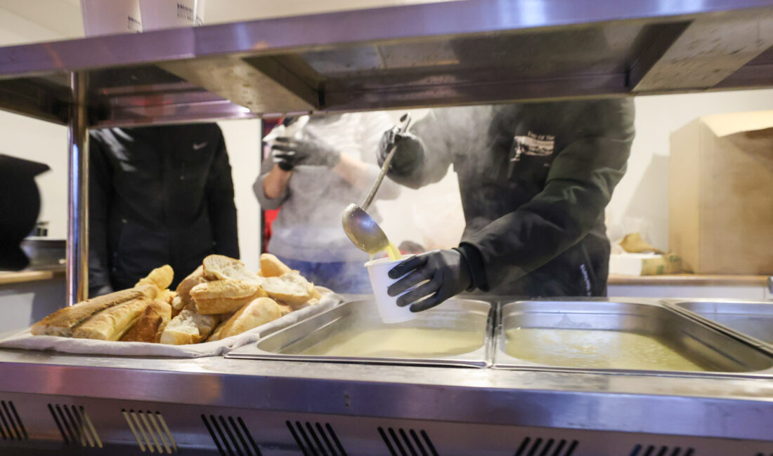 Buca Belediyesi, kış soğuğunda işe ve okula giden vatandaşları dumanı