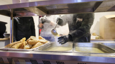 Buca Belediyesi, kış soğuğunda işe ve okula giden vatandaşları dumanı