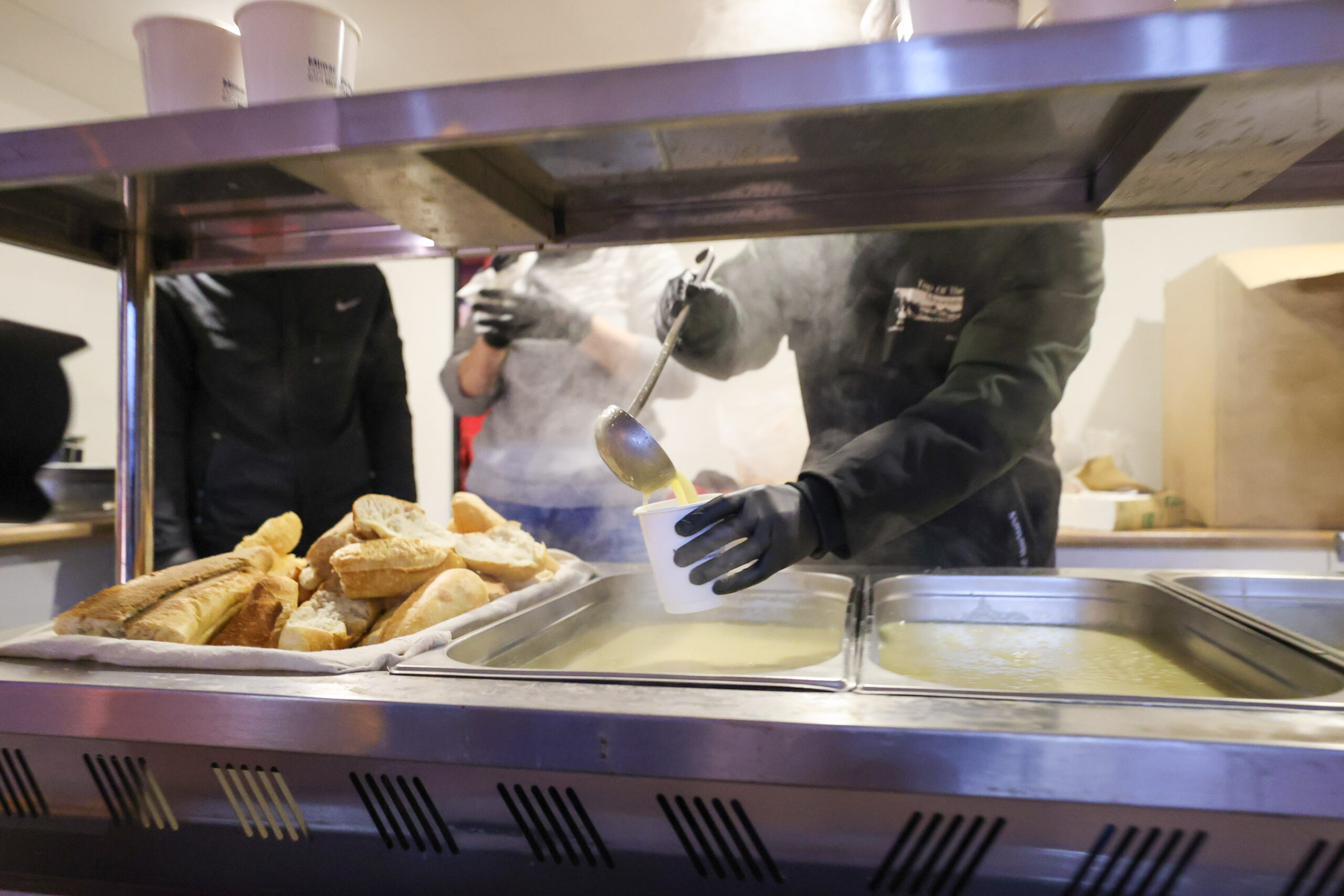 Buca Belediyesi, kış soğuğunda işe ve okula giden vatandaşları dumanı