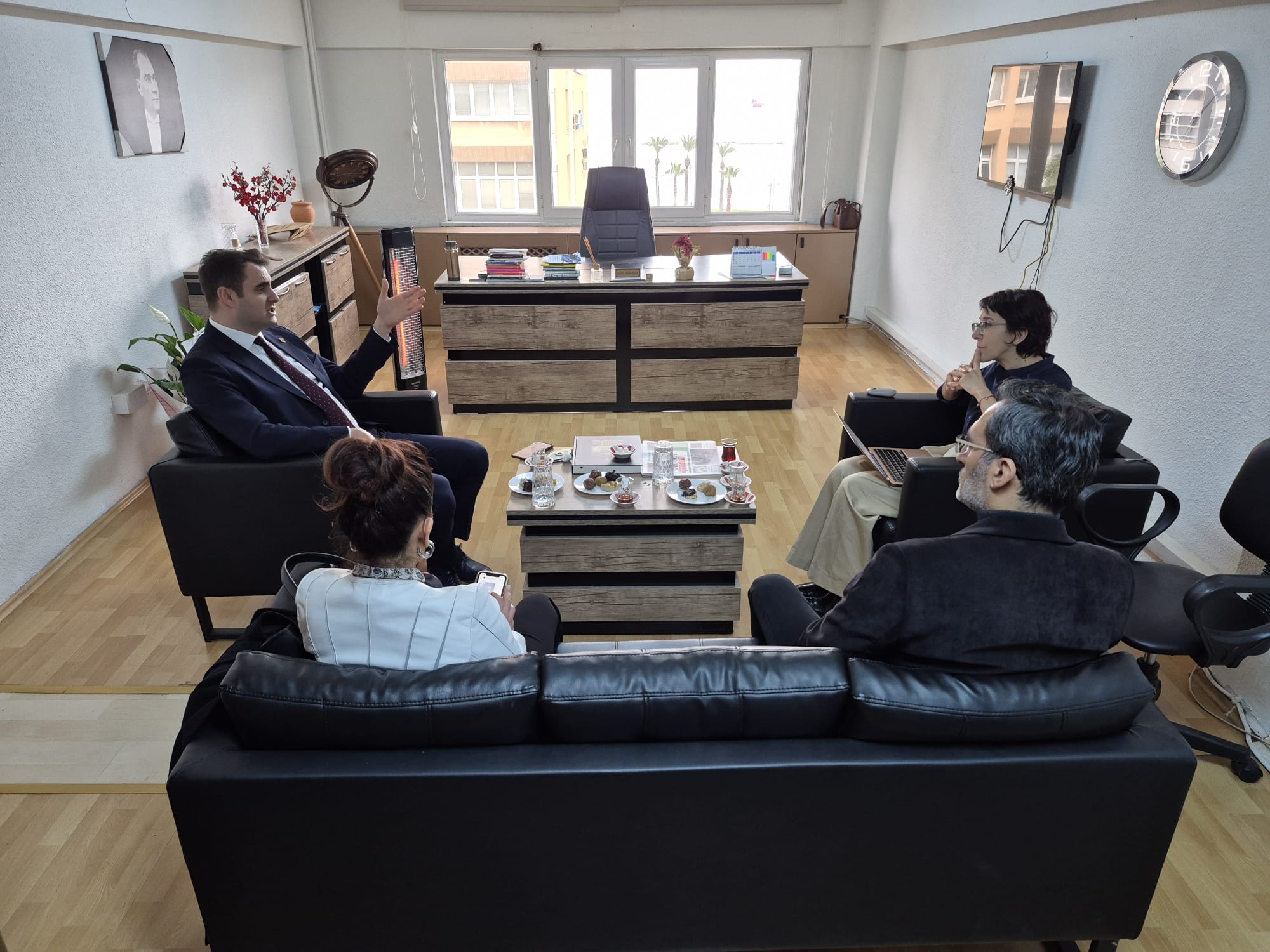 İzmir'de yayın yapan ve 6. yıldönümüne giren Demokrat Gündem Gazetesi'ni