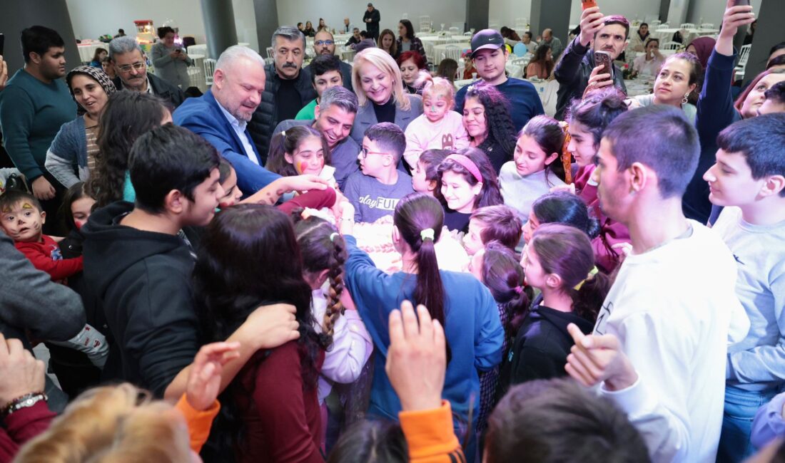 Menemen Belediyesi'nin düzenlediği şenlikte, özel çocuklar pasta kesip dans ederek