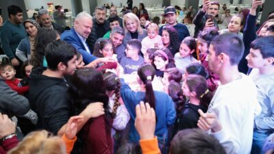 Menemen Belediyesi'nin düzenlediği şenlikte, özel çocuklar pasta kesip dans ederek