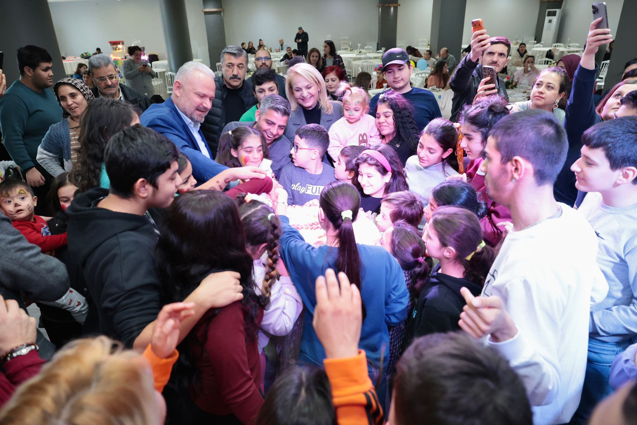 Menemen Belediyesi'nin düzenlediği şenlikte, özel çocuklar pasta kesip dans ederek