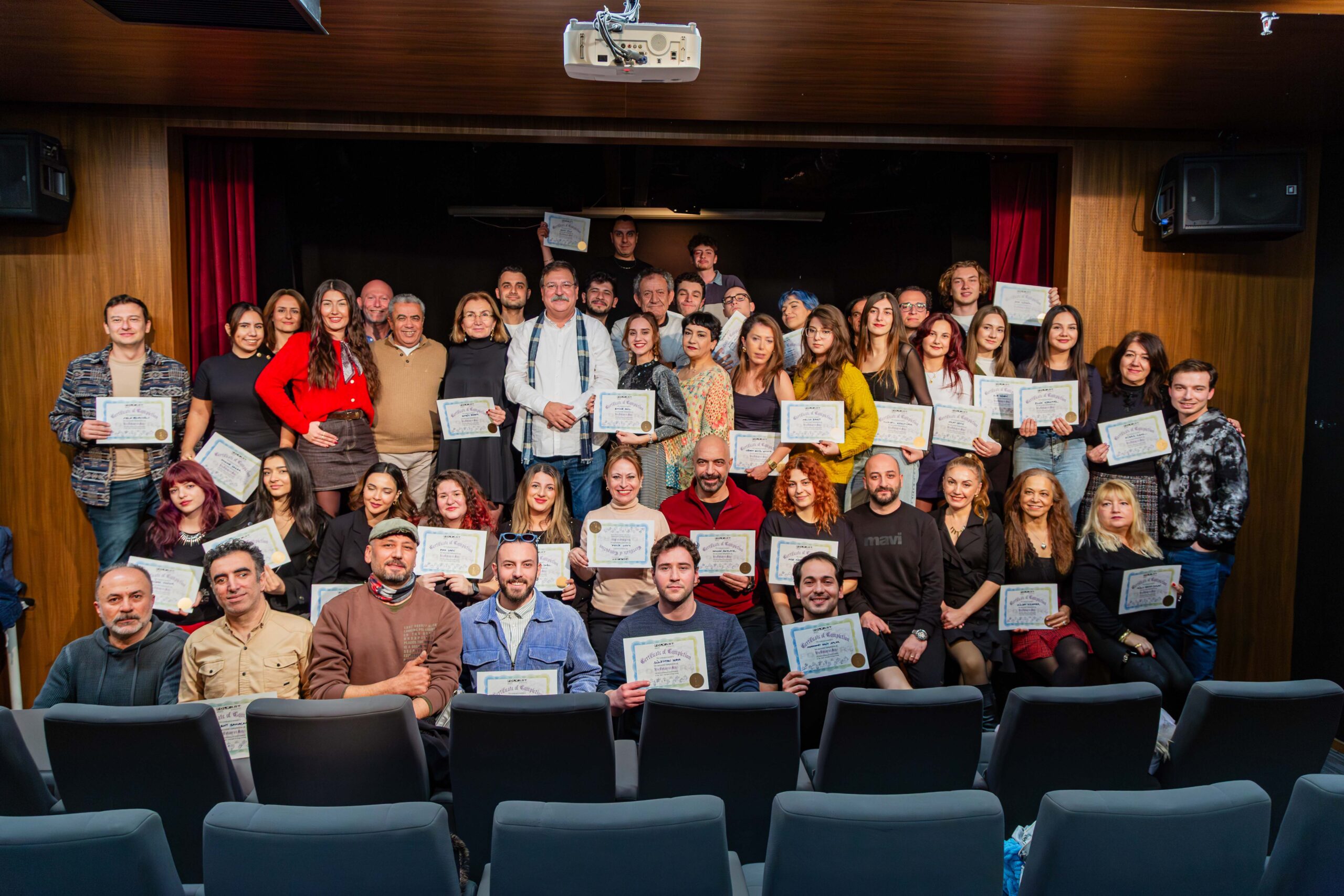 Folkart Academy, 2025-2026 eğitim döneminin ilk mezunlarını verdi. Tiyatro temelinde