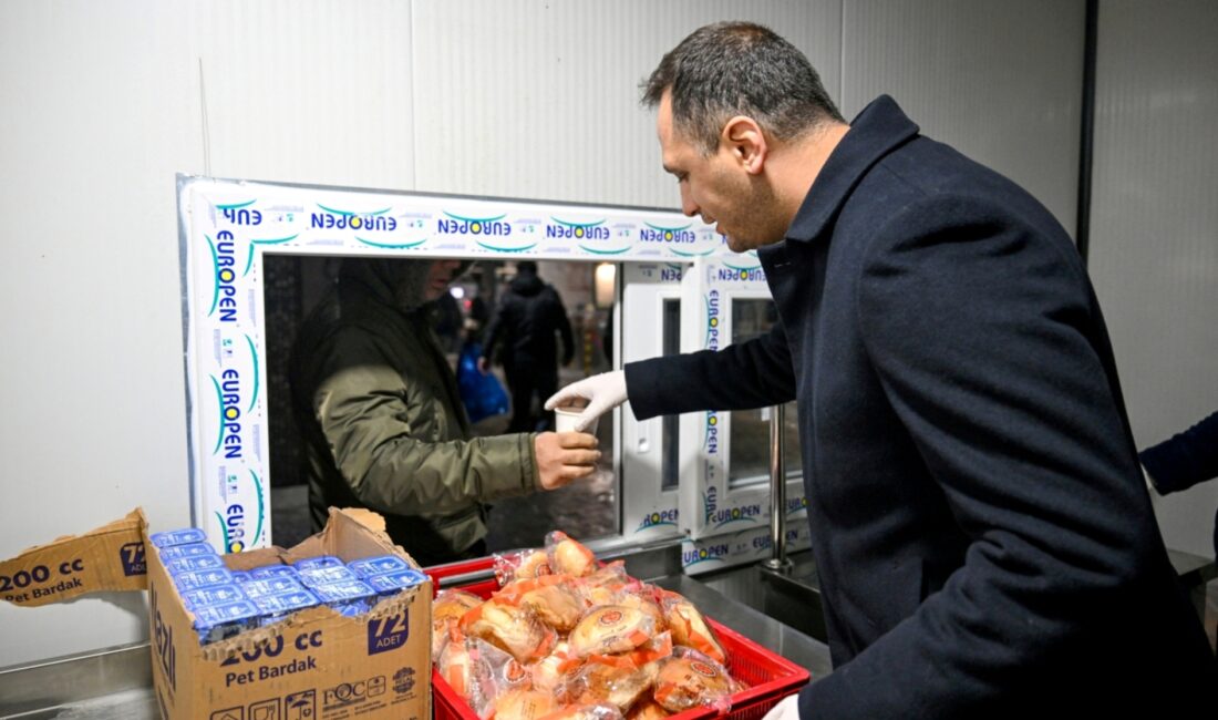 Bornova’da dayanışma sofrası metro duraklarına taşındı. Her sabah binlerce kişinin