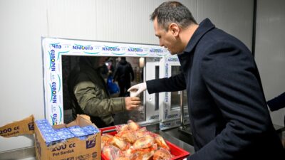 Bornova’da dayanışma sofrası metro duraklarına taşındı. Her sabah binlerce kişinin