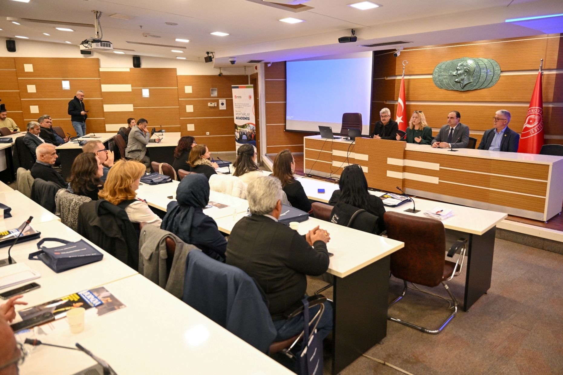 Bornova’da yerel yönetimin kılcal damarları olan muhtarlar, belediye ve üniversite