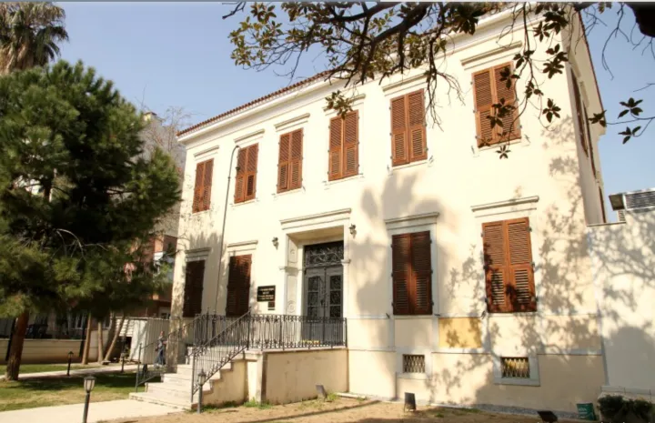 Karşıyaka ve İzmir Büyükşehir Belediyesi’ni karşı karşıya getiren Latife Hanım